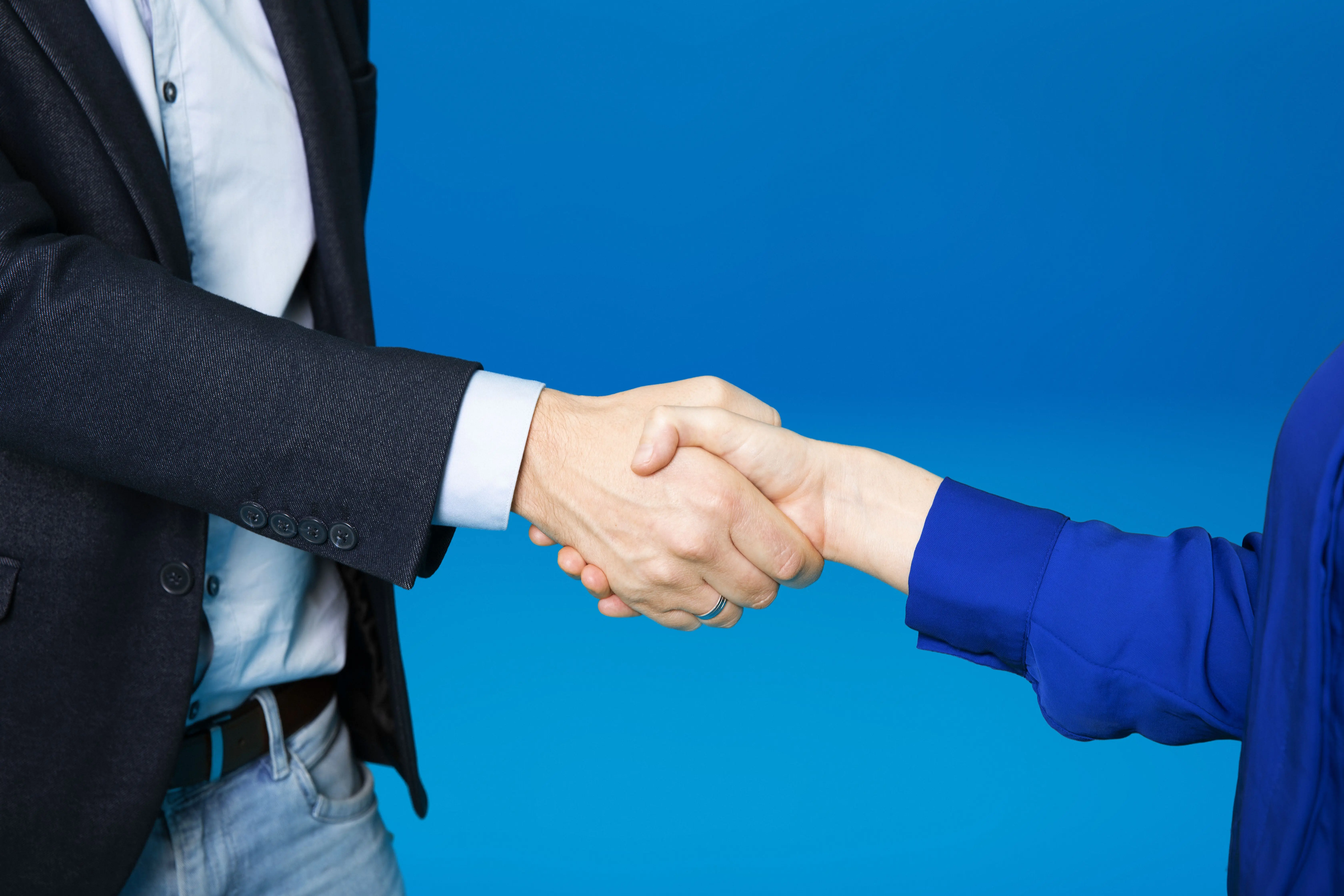elio GmbH und Fiserv schließen strategische Partnerschaft Nahtlose Integration für den modernen Digital Commerce